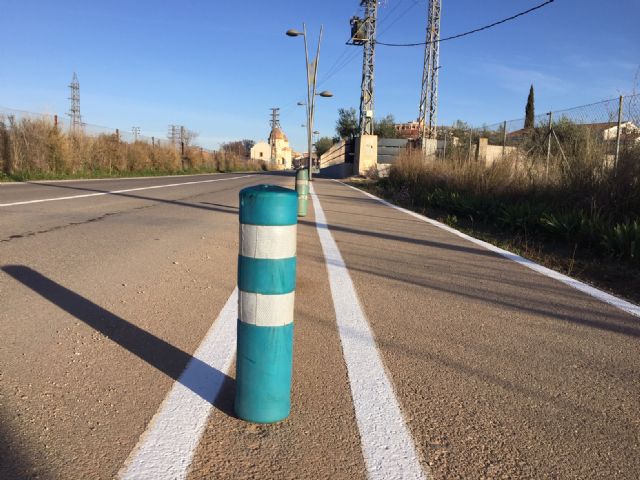 El Ayuntamiento realiza trabajos de repintado de marcas viales y reposición de bolardos y luminarias en la carretera de Santa Ana