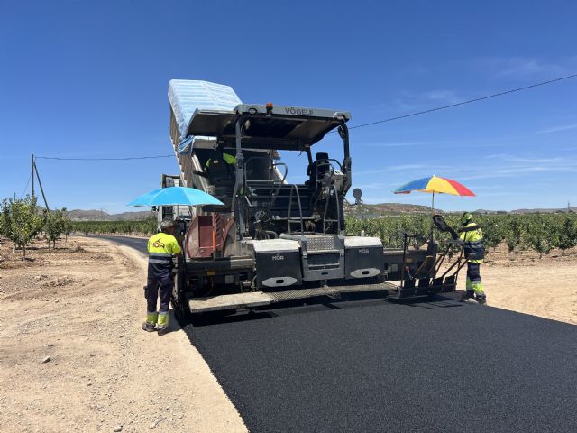 Continuan las obras de arreglo y asfaltado de los caminos rurales enel camino de los Alberciales