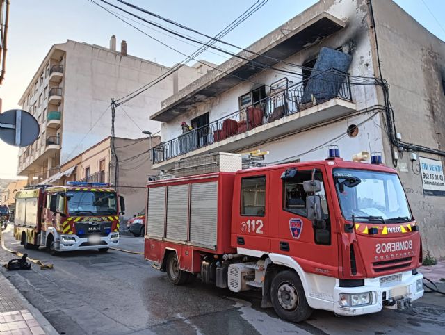 Bomberos extinguen el incendio de una vivienda en Jumilla